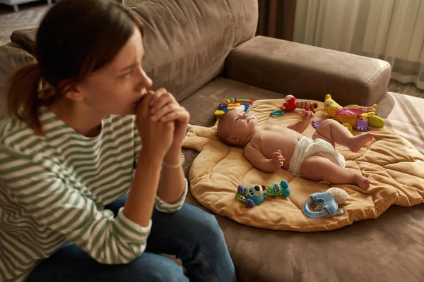 Mother is emotionally overwhelmed by her parental role — Stock Photo, Image