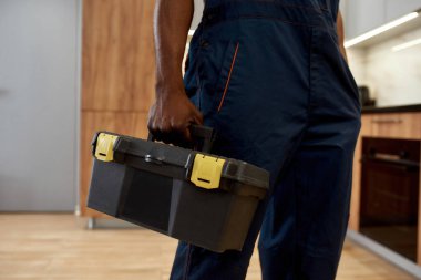 Tanınmayan Afrikalı erkeklerin elinde plastik alet çantası