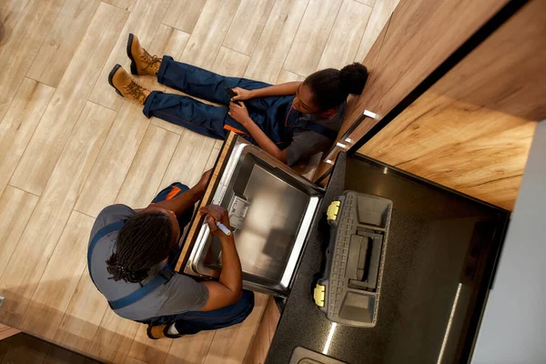 Hausgeräte-Service-Mitarbeiter plaudern in der Pause, Draufsicht — Stockfoto