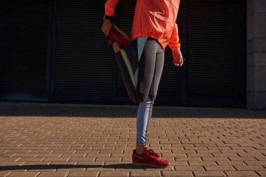 Sportif kadın kırbacı antrenmandan önce ısınır.