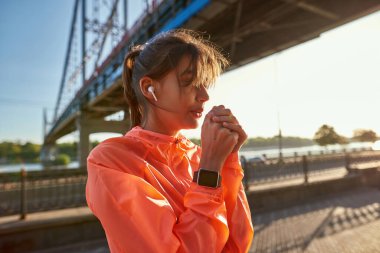 Sportif kız dışarıda çalışırken ısınıyor.