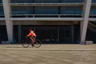 Dışarıda kask takan aktif kadın bisikletçi.