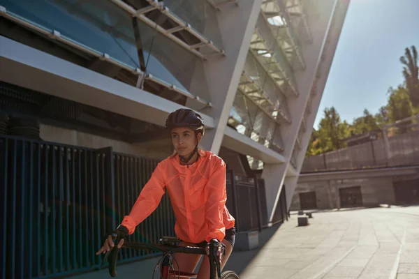 Ενεργός αθλήτρια σε κράνος βόλτα ποδήλατο σε εξωτερικούς χώρους — Φωτογραφία Αρχείου