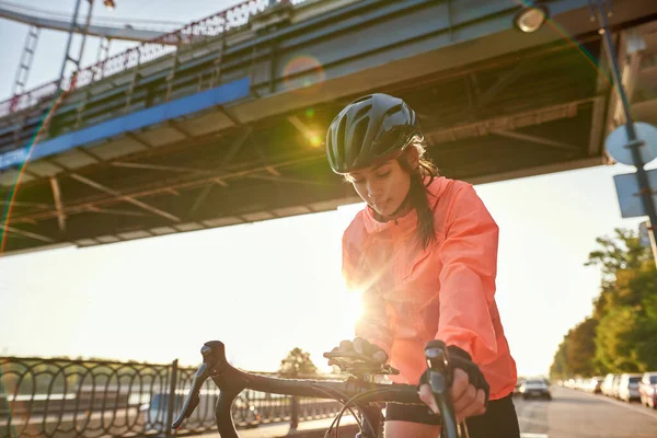 Ενεργό σπορ γυναίκα βόλτα ποδήλατο χρήση smartphone gadget — Φωτογραφία Αρχείου