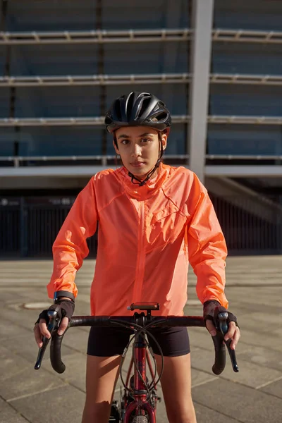 Πορτρέτο του αθλητισμού millennial γυναίκα ποδηλάτης βόλτα ποδήλατο — Φωτογραφία Αρχείου
