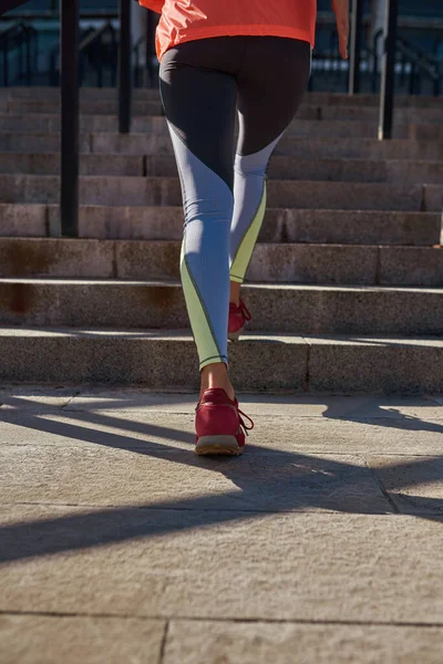 Κάθετη βολή της αθλητικής γυναίκας τρέχει σε εξωτερικούς χώρους — Φωτογραφία Αρχείου
