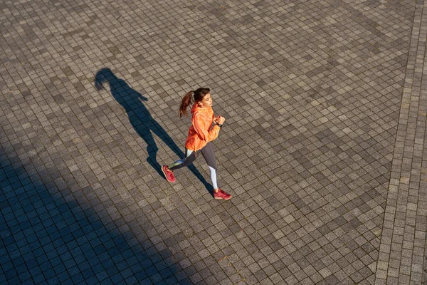 Top down della corsa sportiva millenaria femminile in città — Foto Stock