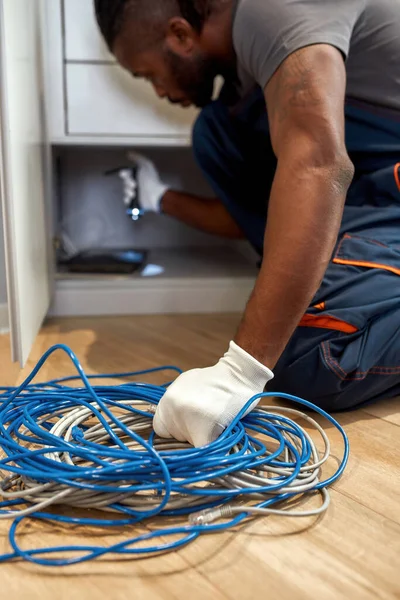 Trabajador de servicios informáticos sosteniendo enredo de cables de red —  Fotos de Stock