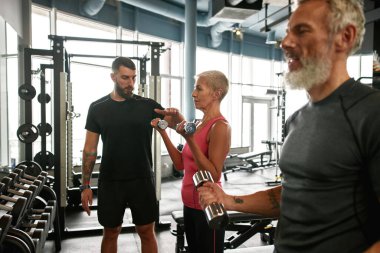 Çekici ve sportif son sınıf çifti spor salonunda çalışıyor.