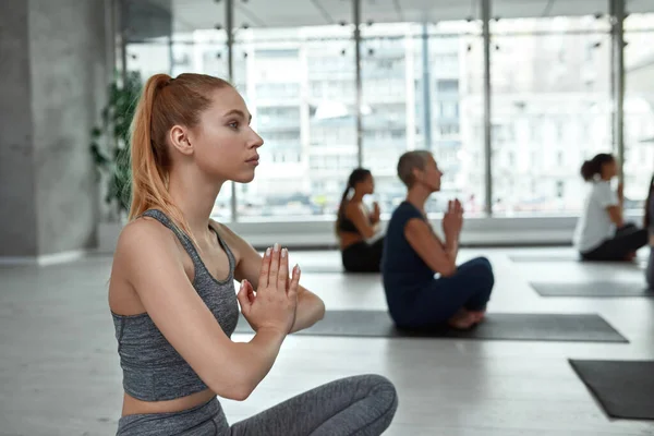 Odaklanmış kadın yoga yapıyor meditasyon yapıyor negatif duyguları tekrar yaşıyor. — Stok fotoğraf