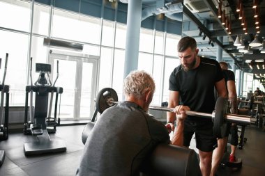 Profesyonel antrenör, yaşlı bir adam için spor faaliyetlerini dikkatlice seçer.
