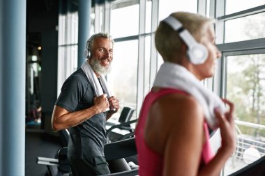 Modern spor salonunda güçlü ve aktif bir emekli.