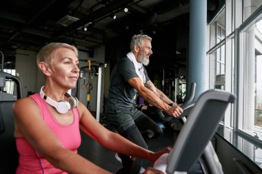 Olgun çift spor bisikletleriyle çalışıyor.