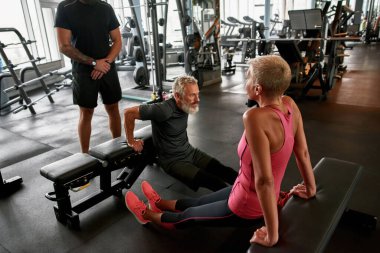 Spor salonunda kıdemli çift antrenör rehberliğinde çalışıyor.