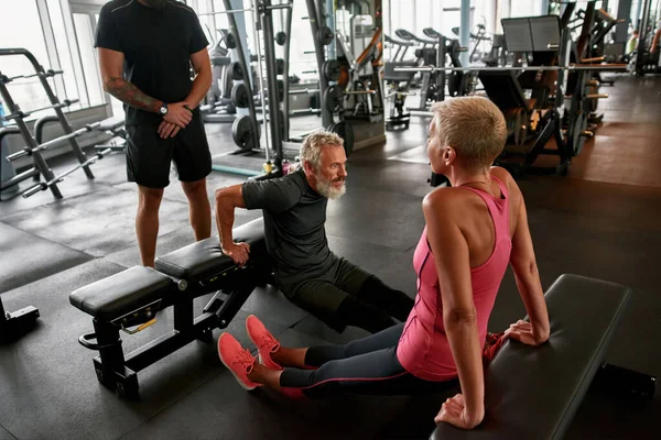 Spor salonunda kıdemli çift antrenör rehberliğinde çalışıyor.