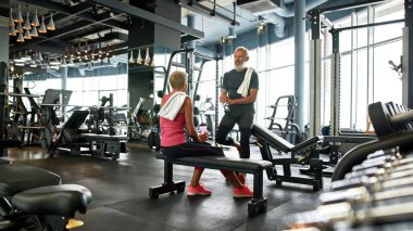 Kıdemli çift uzun bir çalışmadan sonra sohbet ediyorlar.