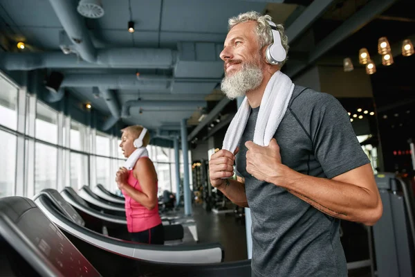 Щасливий старший чоловік насолоджується вправами в спортзалі — стокове фото