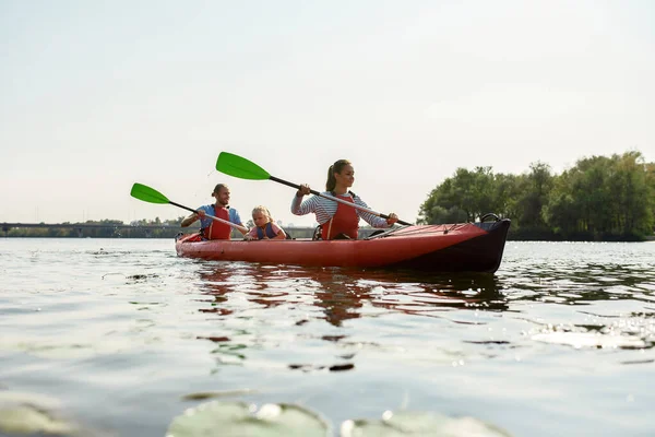 Familia joven descansando flota en kayak en el lago —  Fotos de Stock