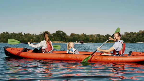 Rustende familie drijft op kajak in meer of rivier — Stockfoto