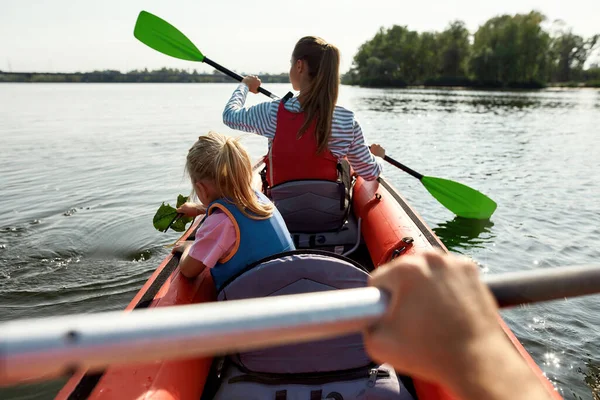 Familie drijvend op kajak in meer of rivier overdag — Stockfoto