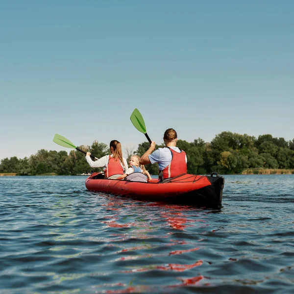 若い白人の家族は湖のカヤックに浮かぶ — ストック写真