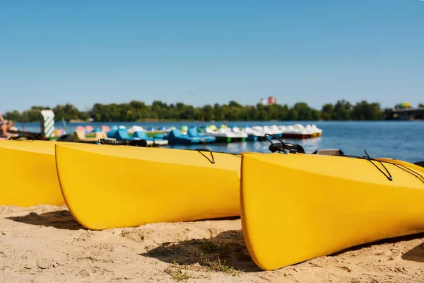 Colección de kayaks en hilera en costa arenosa — Foto de Stock