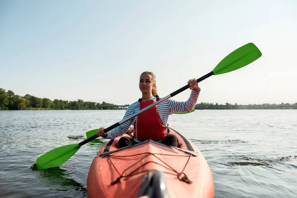 Rastende Familie schwimmt auf Kanuboot im See — Stockfoto