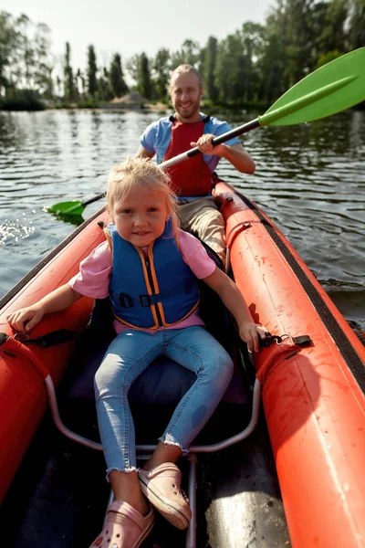 Familia descansando flota en canoa en el río — Foto de Stock