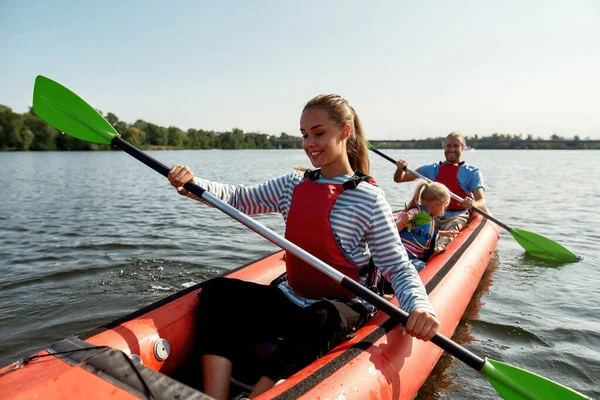 Kaukasische familie drijft op kano boot in rivier — Stockfoto
