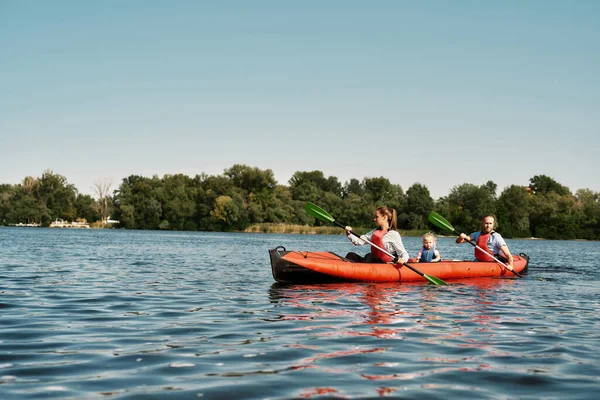 Kaukasische familie drijft op kajak in meer of rivier — Stockfoto