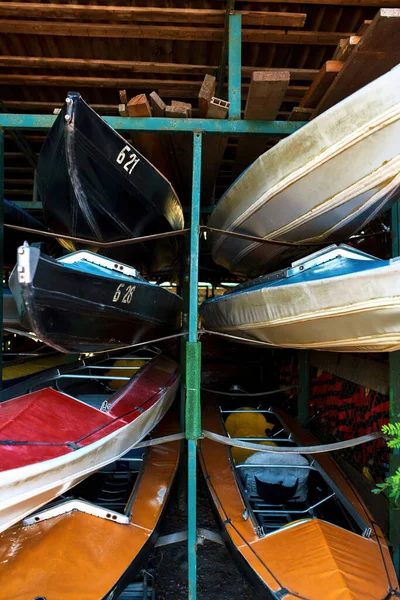 Bunte Kajaks auf Regalen in der Garage — Stockfoto