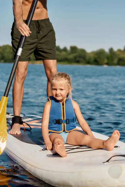 Père chevauchant sa petite fille en kayak dans le lac — Photo