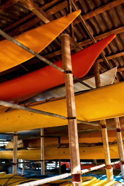 Kayaks en estantes en el almacenamiento del club de agua — Foto de Stock