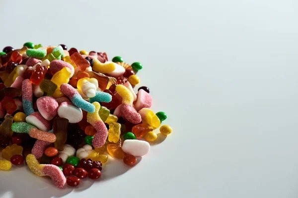 Pile de bonbons colorés à base de jus de fruits, de gélatine et de sucre isolés sur fond blanc — Photo