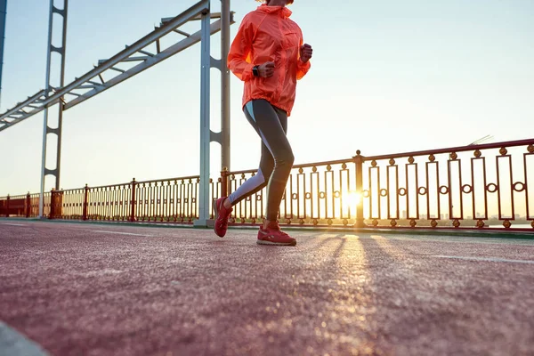 Låg vinkel på kvinnlig löpare jogga i sportkläder utomhus — Stockfoto