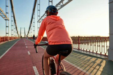 Köprüde sportif kadın bisikleti manzarası