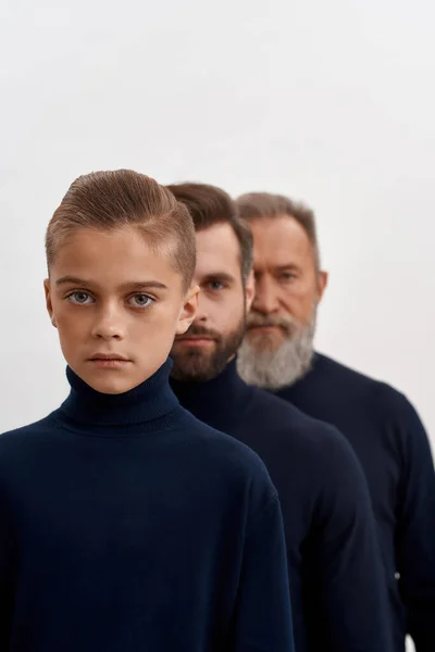 Вузький портрет трьох поколінь чоловіків — стокове фото