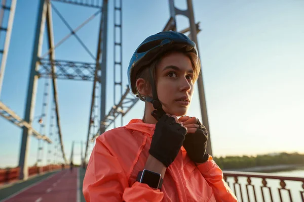Millenniumi sportos lány sisak vonat kerékpár szabadban — Stock Fotó