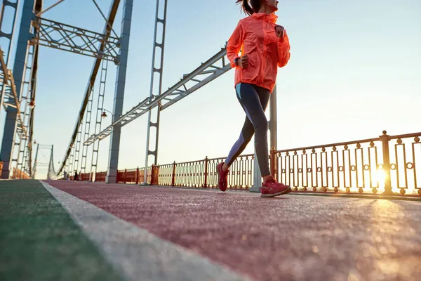 Kvinnlig löpare i sportkläder joggingtåg utomhus — Stockfoto