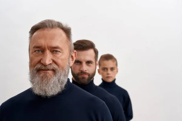 Портрет трех поколений мужчин в ряд — стоковое фото