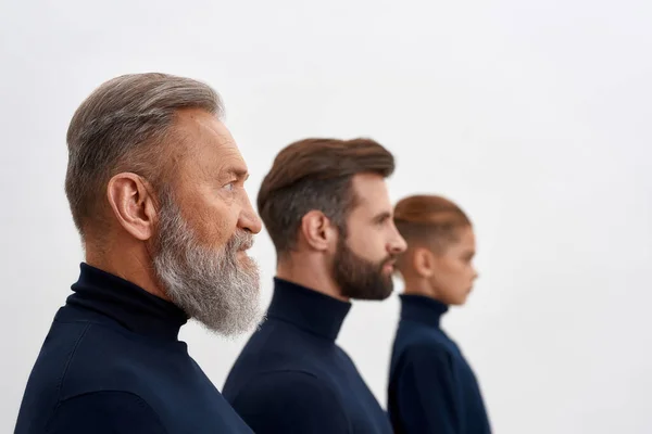 Visages de trois générations d'hommes caucasiens — Photo