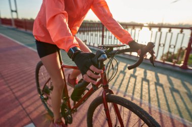 Spor giyimli bisikletli, sportif kıza yakın durun.
