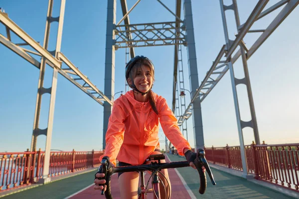 Ευτυχισμένο σπορ θηλυκό ποδηλάτης βόλτα ποδήλατο σε εξωτερικούς χώρους — Φωτογραφία Αρχείου