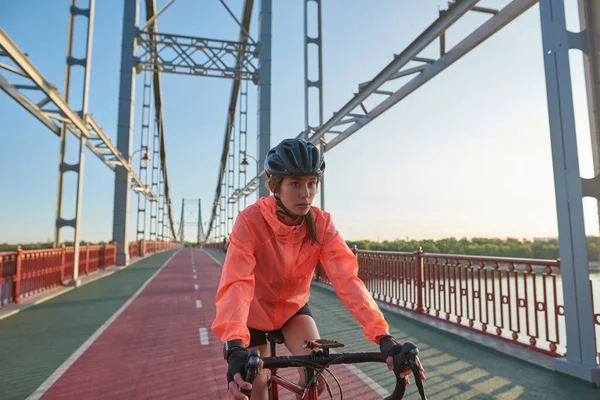 Αθλητική Millennial θηλυκό ποδηλάτης ποδήλατο τρένο σε εξωτερικούς χώρους — Φωτογραφία Αρχείου