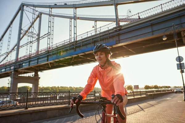 Ενεργό millennial γυναίκα ποδηλάτης βόλτα ποδήλατο κατάρτισης — Φωτογραφία Αρχείου