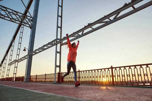 Overjoyed milenar apto mulher correr triunfo com vitória — Fotografia de Stock