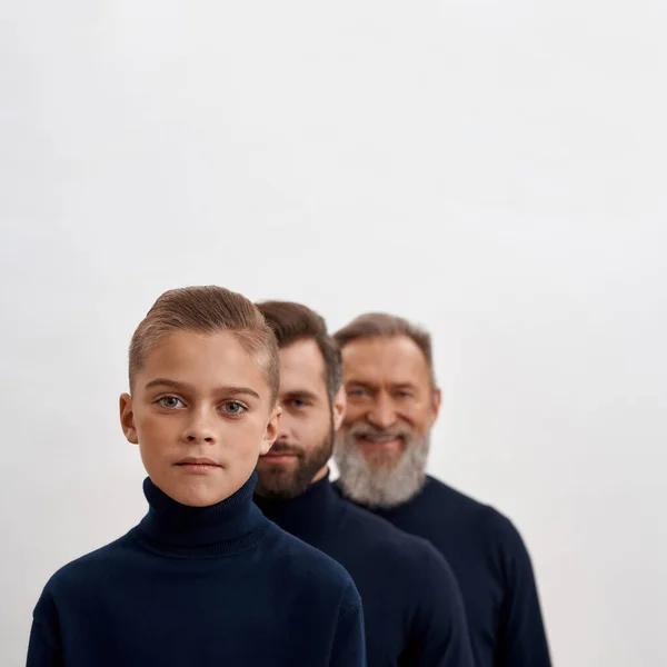 Portrait de trois générations d'hommes sur fond blanc — Photo