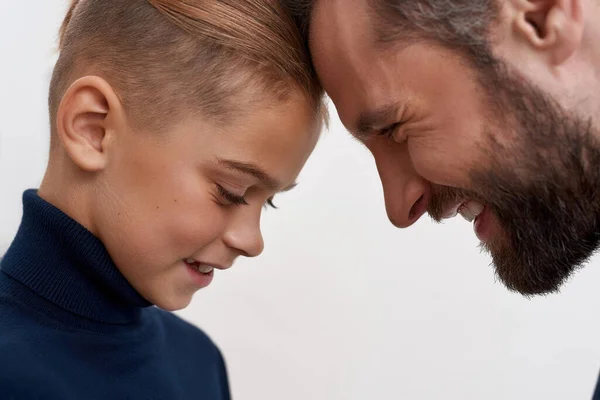 Detailní záběr šťastný otec a malý syn dotek čela — Stock fotografie