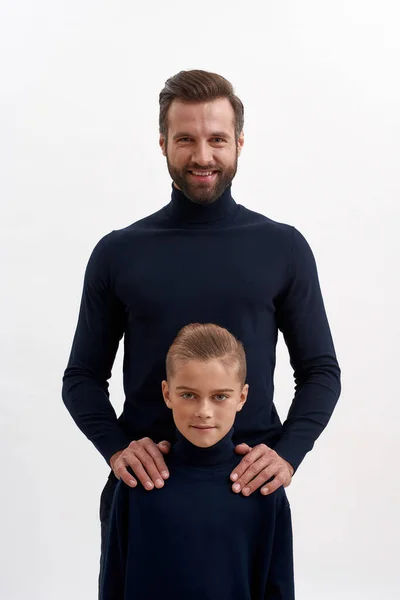 幸せな父と小さな息子のポーズの狭い肖像画 — ストック写真