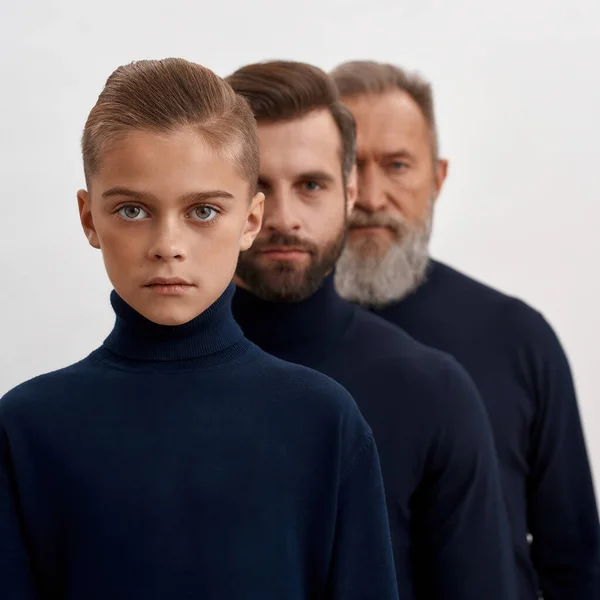 Retrato de tres generaciones de hombres caucásicos — Foto de Stock